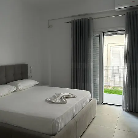 Jona Palase * Dhermi