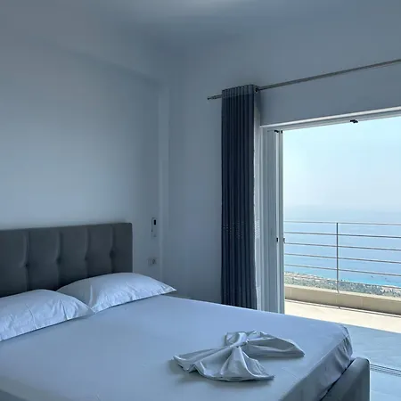 Jona Palase * Dhermi